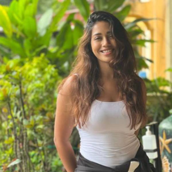 ஸ்லீவ்லெஸ் டாப்பில் கவர்ச்சி ஸ்லீவ்லெஸ் டாப்பில் கவர்ச்சி