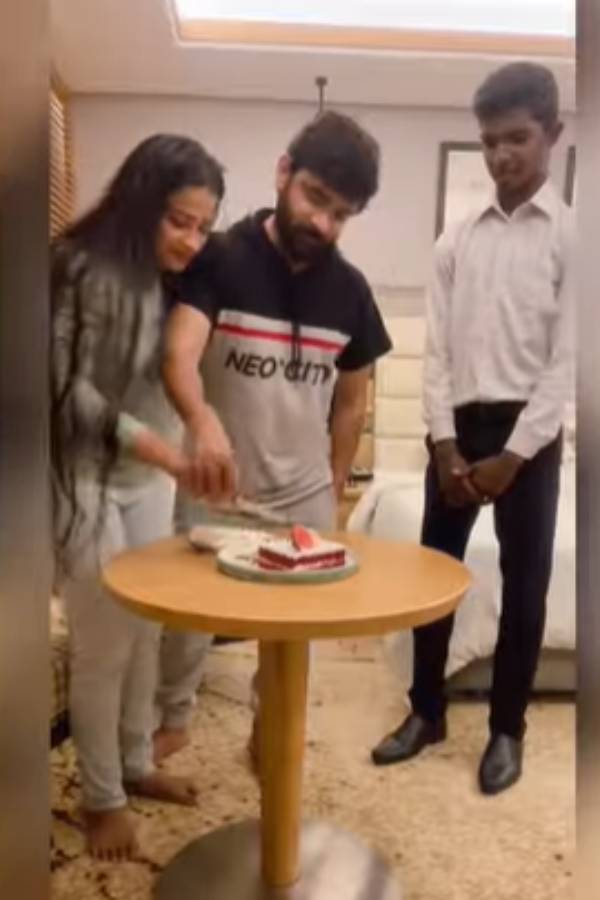 கேக் வெட்டி கொண்டாட்டம் கேக் வெட்டி கொண்டாட்டம்