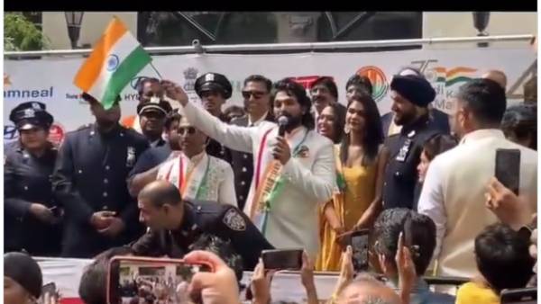 தேசிய கொடியை கையில் ஏந்தி