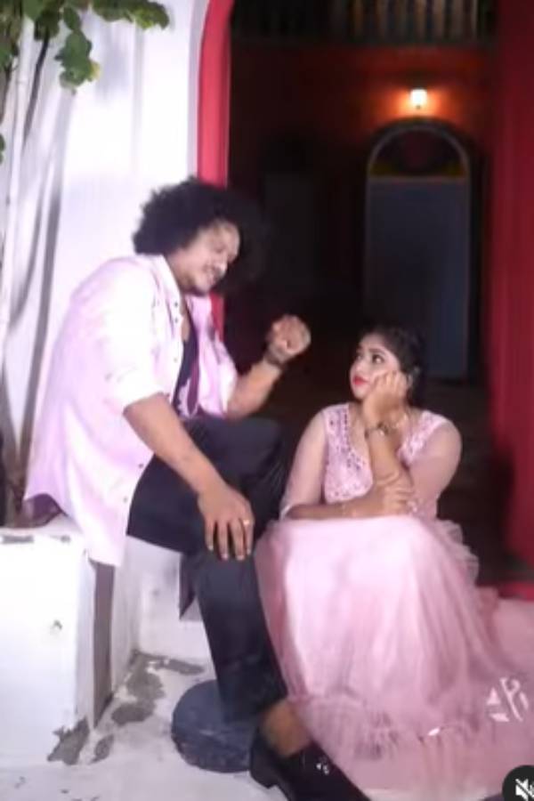 காதலியுடன் புதிய வீடியோ