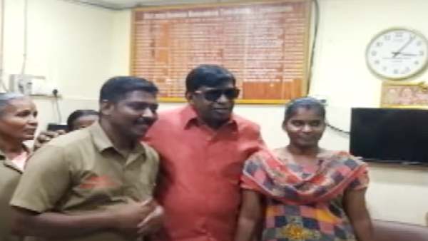 Actor vadivelu took a picture cleaning staff