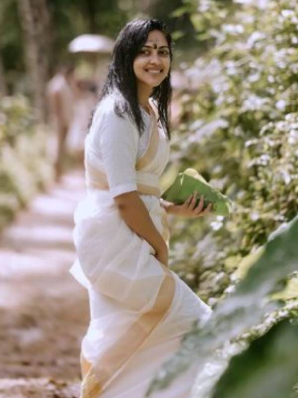 கேரள பாரம்பரிய உடையில் 