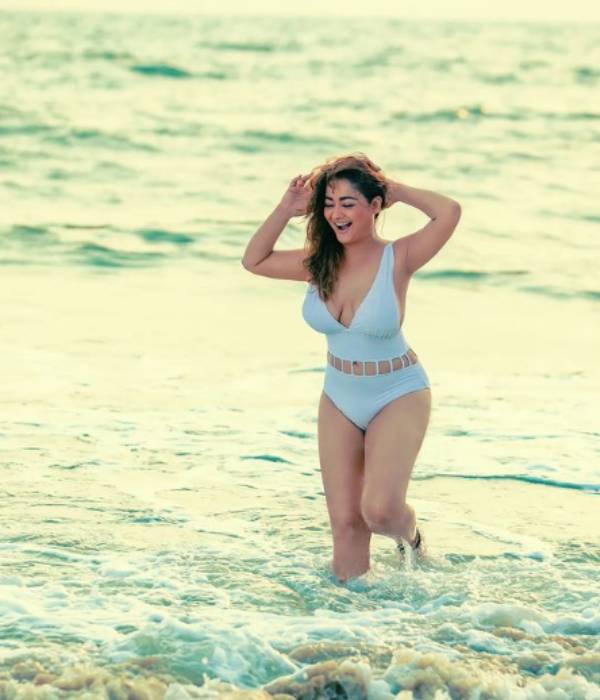 பிகினி உடையில் பவனி பிகினி உடையில் பவனி