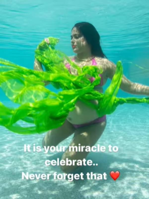 தண்ணீருக்குள் கர்ப்பகால போட்டோஷுட் 