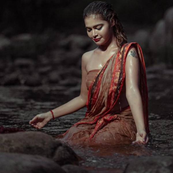 குளத்தில் குளித்த தாமரை 