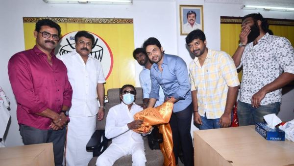  அடையாளம் கண்டு கொண்டார்