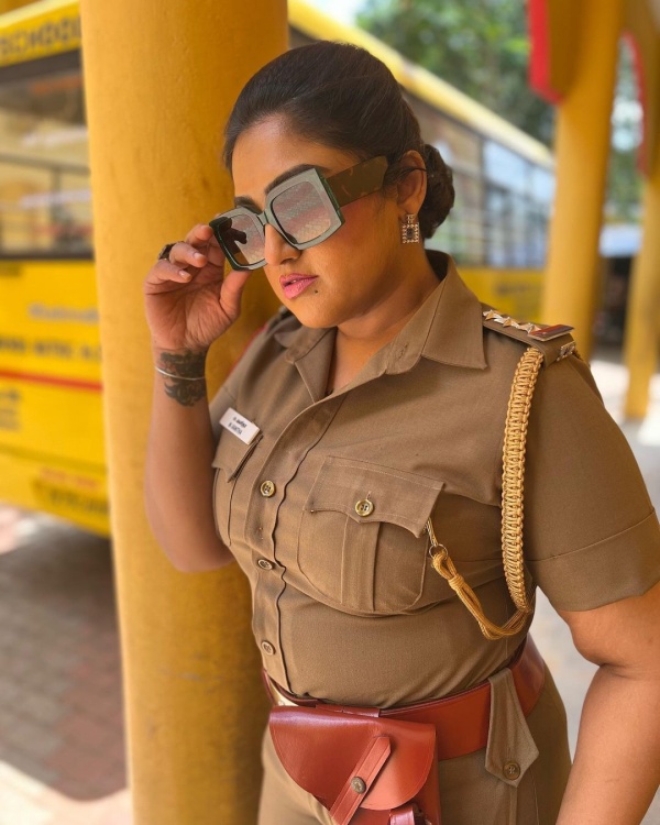 போலீஸ் கெட்டப்பில்