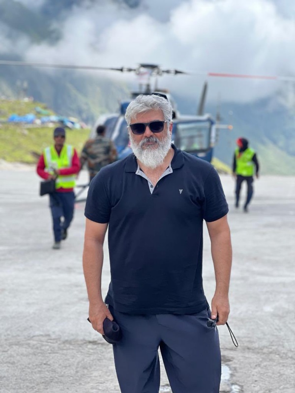 ஹெலிகாப்டர் ஓட்டும் அஜித் ஹெலிகாப்டர் ஓட்டும் அஜித்