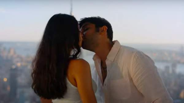 இங்கேயும் லிப் லாக் இங்கேயும் லிப் லாக்