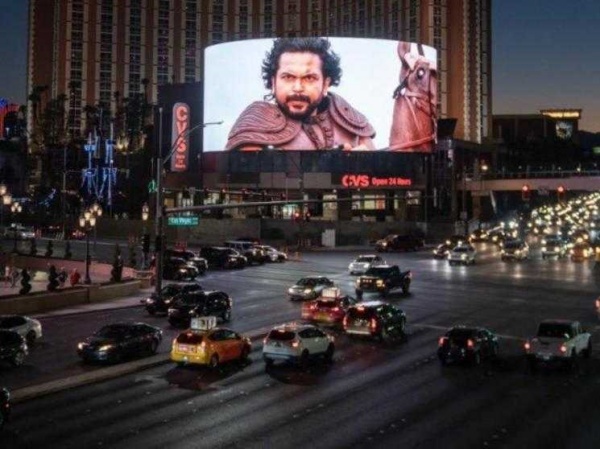 ஹாலிவுட்டில் பறந்த சோழர் கொடி ஹாலிவுட்டில் பறந்த சோழர் கொடி