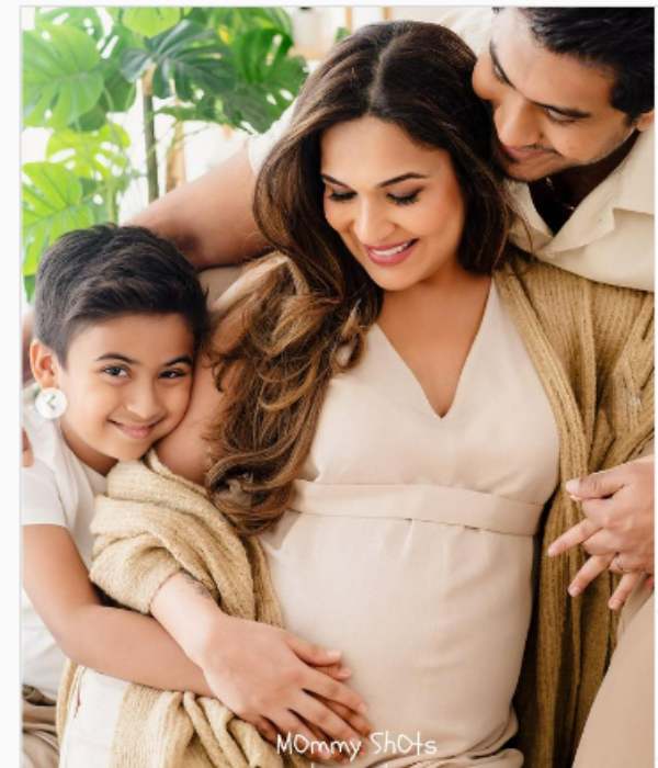 குழந்தையுடன் சவுந்தர்யா 