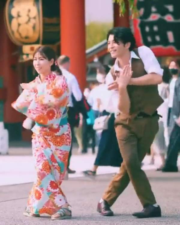 க்யூட்டாக அசத்திய சீன ஜோடி 