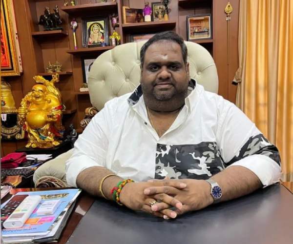 தயாரிப்பாளர் ரவீந்தர்