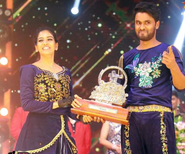 டைட்டிலை வென்ற ஜோடி டைட்டிலை வென்ற ஜோடி