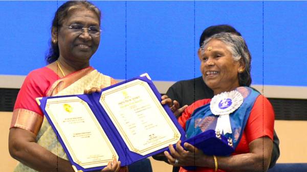 அரங்கமே எழுந்து நின்று கரவொலி