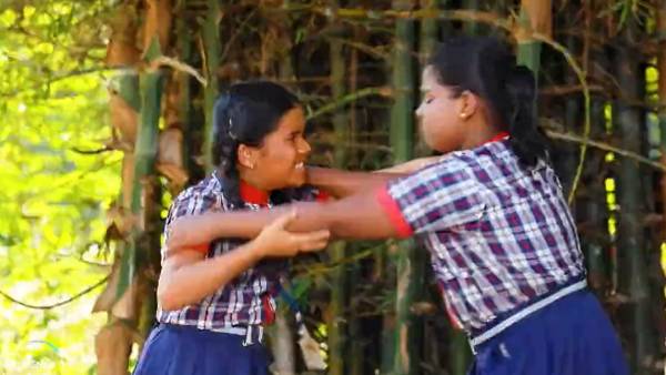 அடித்துக் கொண்ட மாணவிகள் 