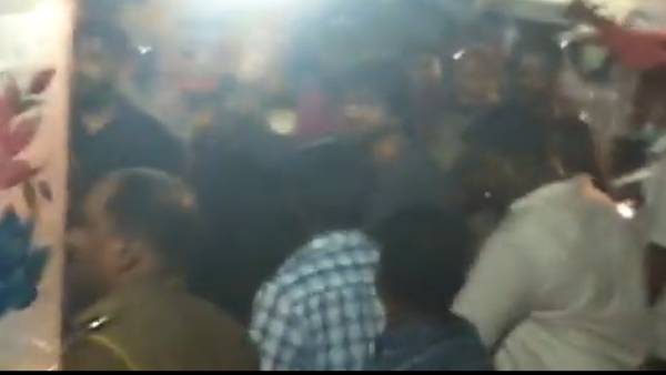 போலீஸ் தடியடி போலீஸ் தடியடி