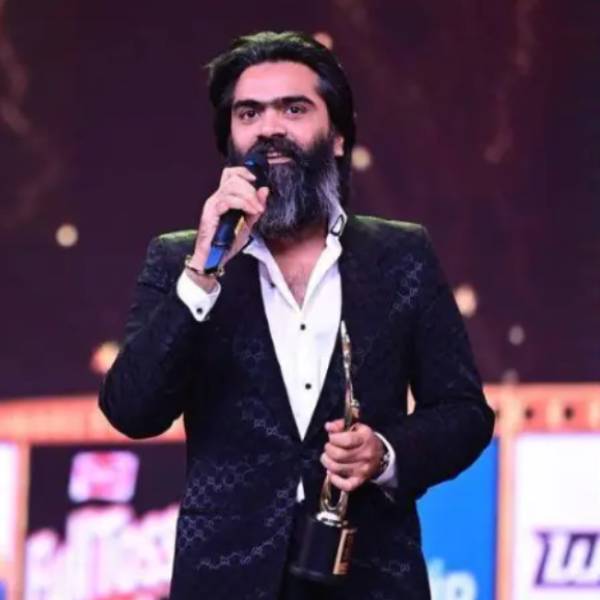 சிறந்த நடிகர் விருது வென்ற சிம்பு சிறந்த நடிகர் விருது வென்ற சிம்பு