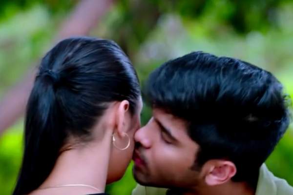 லிப் லாக் மட்டும் தான் மிச்சம் லிப் லாக் மட்டும் தான் மிச்சம்