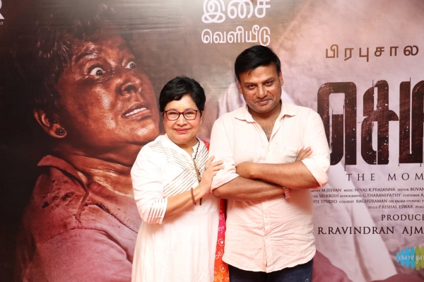 ரசிகர்கள் பாராட்ட வேண்டும். ரசிகர்கள் பாராட்ட வேண்டும்.