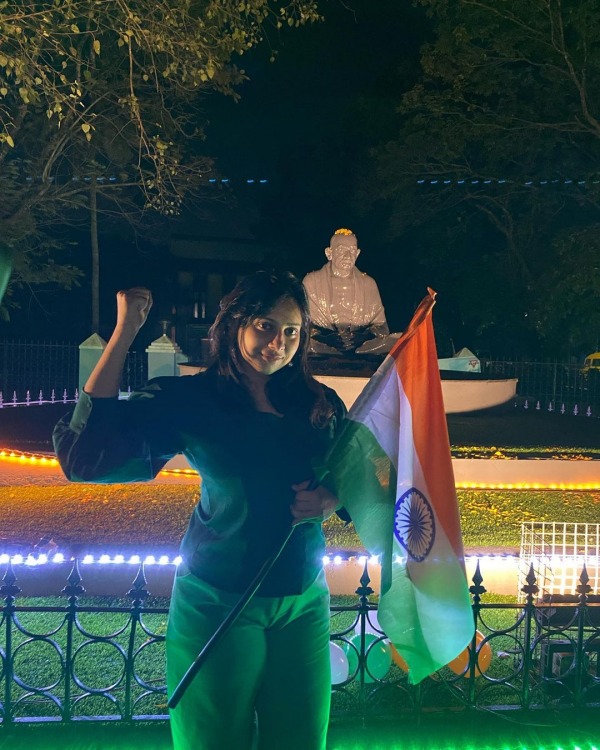 நடிகைன்னா மன்னிப்பு சாதாரண பெண் என்றால் சிறைவைப்பா?- அன்னா ராஜன் நடிகைன்னா மன்னிப்பு சாதாரண பெண் என்றால் சிறைவைப்பா?- அன்னா ராஜன்