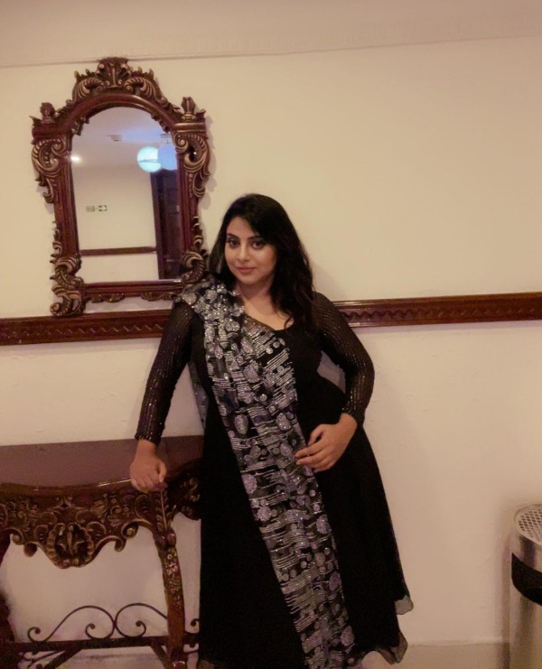 தொலைந்துப்போன சிம் கார்டு வாங்க சாதாரண பெண் போல் சென்ற நடிகை தொலைந்துப்போன சிம் கார்டு வாங்க சாதாரண பெண் போல் சென்ற நடிகை