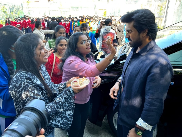 இந்திய மாணவர்களை சந்தித்த ராம் சரண் இந்திய மாணவர்களை சந்தித்த ராம் சரண்