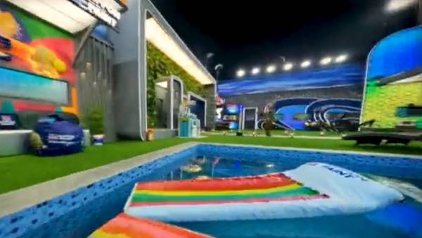 நீச்சல் குளத்தில் மேட்ரஸ்