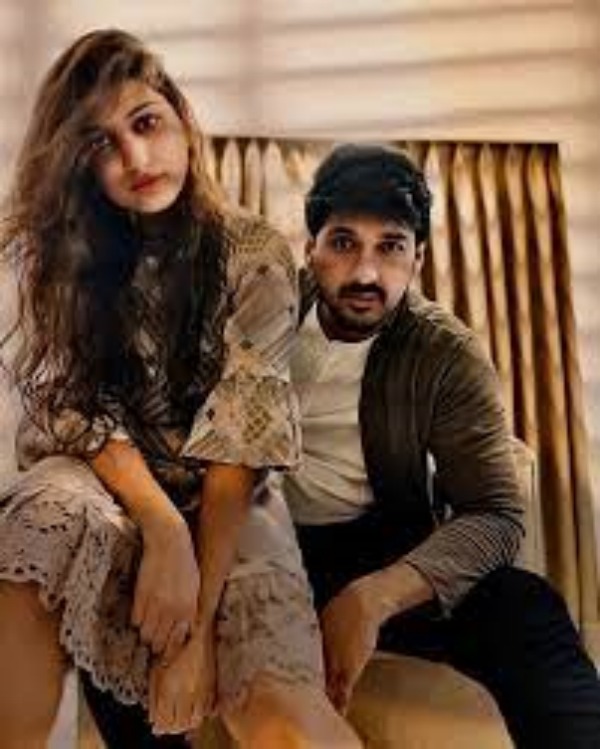 அர்ணவ் -திவ்யா ஜோடி அர்ணவ் -திவ்யா ஜோடி