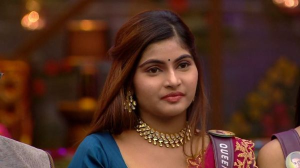 குசுசுகுன்னு பேசாதீங்க குயின்ஸி 