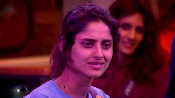 டென்ஷனான ஆயிஷா