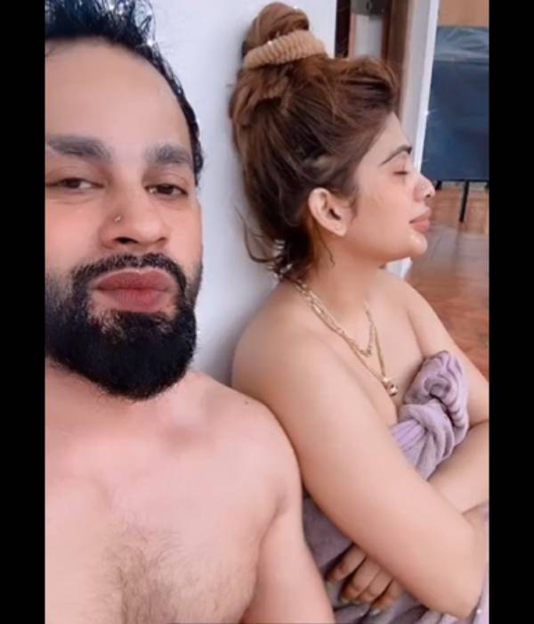 வெறும் டவலுடன்