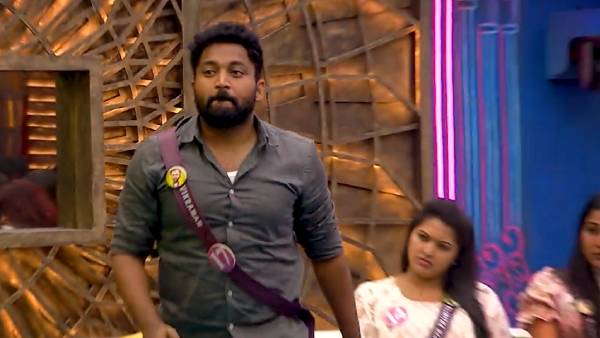 அழுகை எனும் அருவியினிலே 