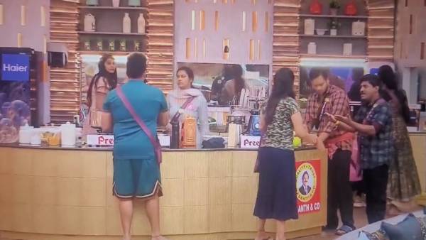 பிரம்மாண்டமாக துவங்கிய நிகழ்ச்சி 