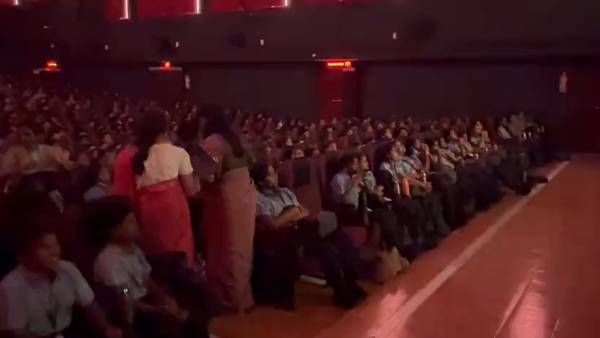 பள்ளி மாணவர்கள் கொண்டாட்டம்