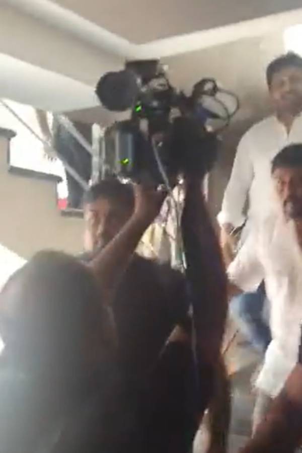 ரசிகர்களுடன் படம் பார்த்த கார்த்தி 