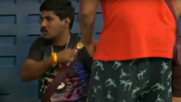 துடைப்பத்துடன் சுற்றிவந்த கேப்டன் 