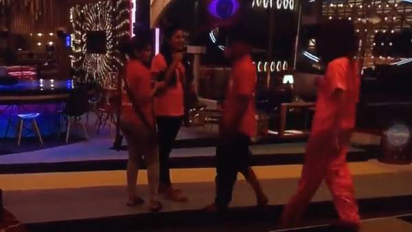 நீச்சல் குளத்துக்குள்?