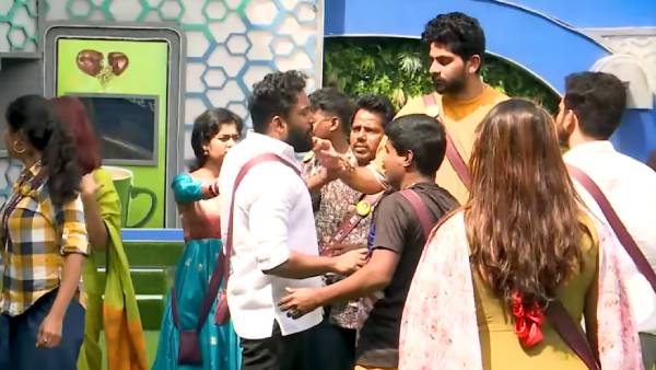  அசீமை வீரனாக்கி விக்ரமை கிண்டலடிக்கும் நெட்டிசன்கள்