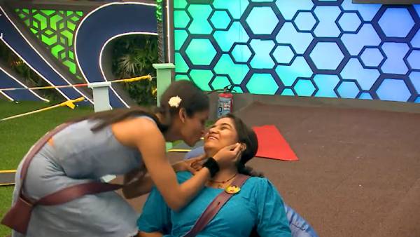 முத்தம் கொடுத்த ஷிவின் 