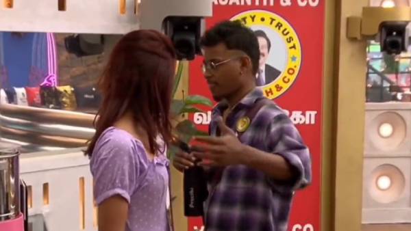 நாக்கை கடித்துக் கொண்டு 