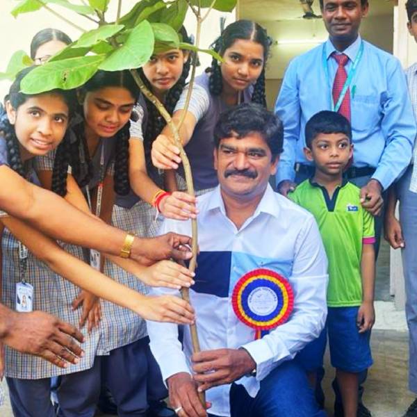 மரக்கன்று நட்ட செல் முருகன் 