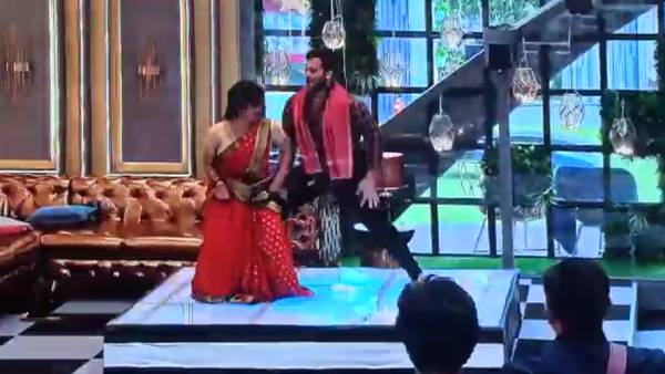 புடவையில் குத்தாட்டம் 