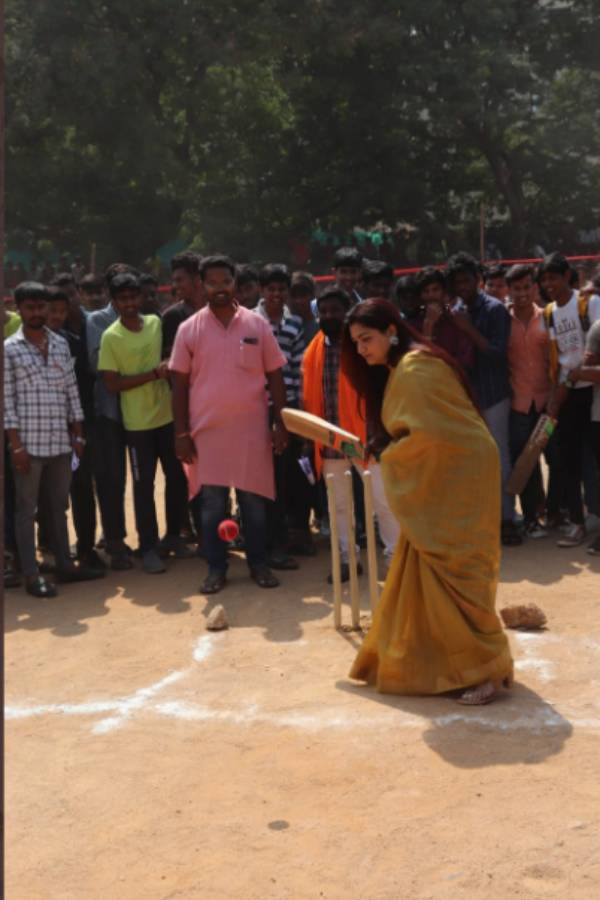 இளமையாக தெரியும் குஷ்பு