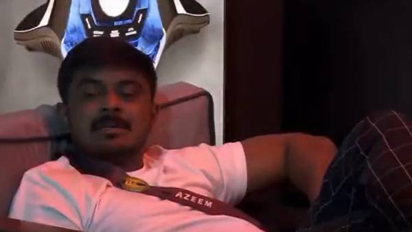 காதலி இருக்கும் போதே இப்படியா