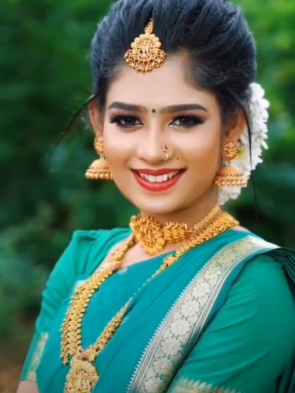 இலங்கை செய்தி வாசிப்பாளர் ஜனனி 