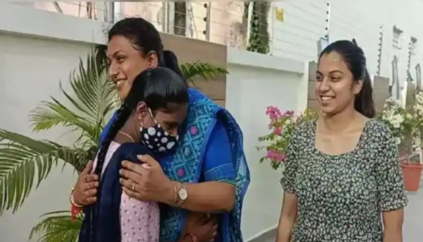 சிறுமியை தத்தெடுத்த ரோஜா