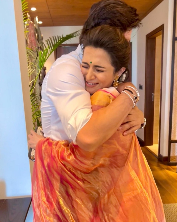 இறுக்கமாக கட்டிபிடித்தார்