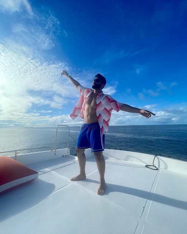 காதலனும் மாலத்தீவில் காதலனும் மாலத்தீவில்