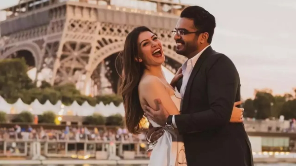 ஈபிள் டவர் முன்பு